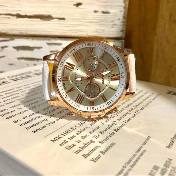 Luxury Fashion Faux Leather Analog Quartz Watch - Picture 2 of 4